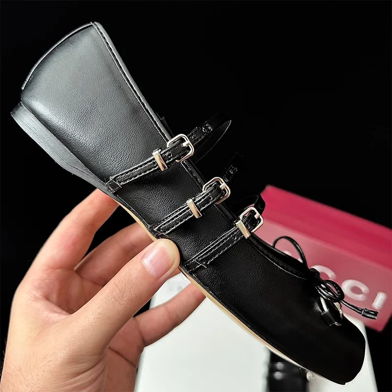 👟👟Ex-factory price 520👟👟 Women's clothing 2025 Gucci Gucci cheating Mary Jane is here, Sabato's first hot style is here!  25 The latest horsebit buckle shows the Mary Jane French retro feel. It is so charming and charming at first sight. It shows whiteness and elegance~ No matter it is paired with a skirt, it still has a feminine touch~ The ballet shoes can also increase the height of the legs when walking steadily. It continues the essence of elegance and conveys the hot love~ Double diamond buckle. Everyone can't put it down. Meet everyone's needs. Vivi's always beautiful and moving soft leather with classic and generous buckle easily presents a summer romantic style, hiding a full red heart, and overflowing with passion every step of the way. Material: Imported original silk💰/Imported cowhide Lining: Imported sheepskin Hardware: Original molded horsebit Sole: Original leather outsole Size: #35-41 (40 41 customized)